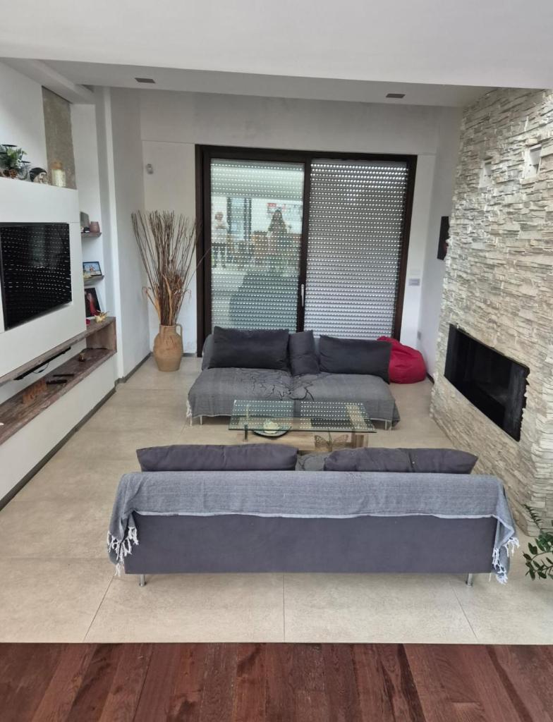 un salon avec deux canapés et une cheminée dans l'établissement Li Canti di Giulia, à Casarano 16 autres photos