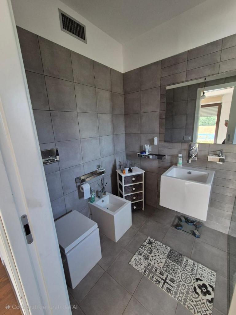 une salle de bain avec un lavabo et des toilettes dans l'établissement Li Canti di Giulia, à Casarano