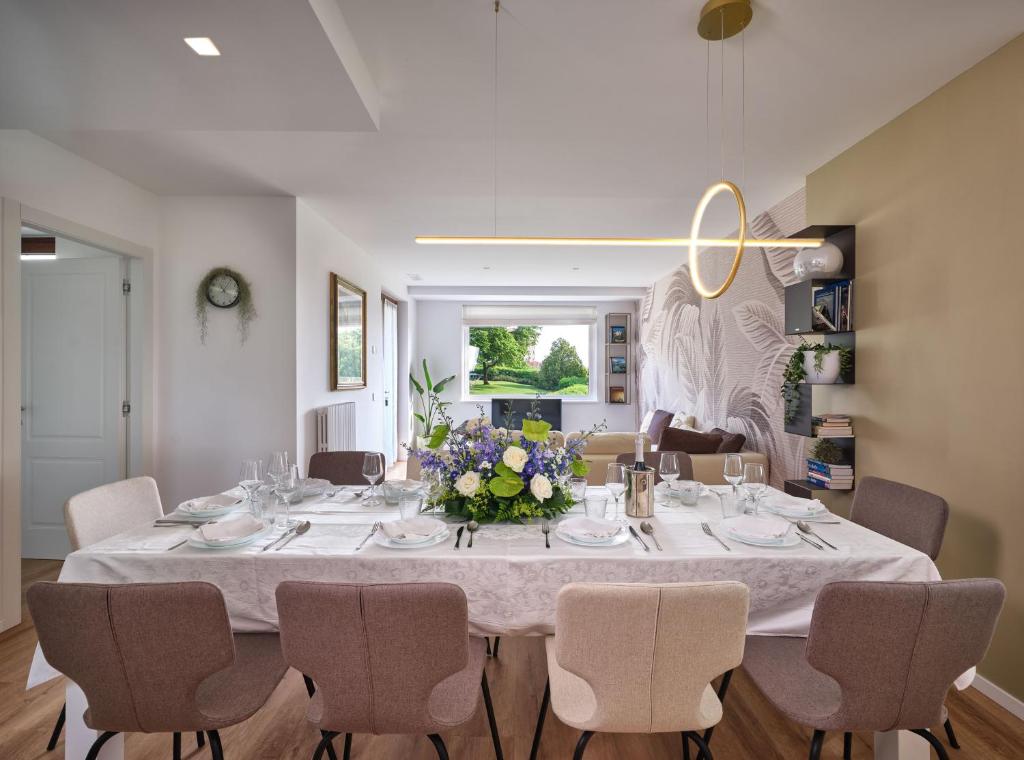 une salle à manger avec une table et des chaises blanches dans l'établissement Villa Beatrice, à Vérone
