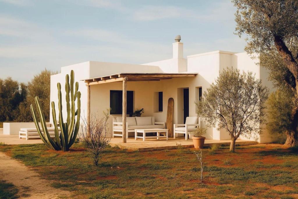 une maison blanche avec un kiosque dans l'établissement Casina del mandorlo Private Pool, à Maglie