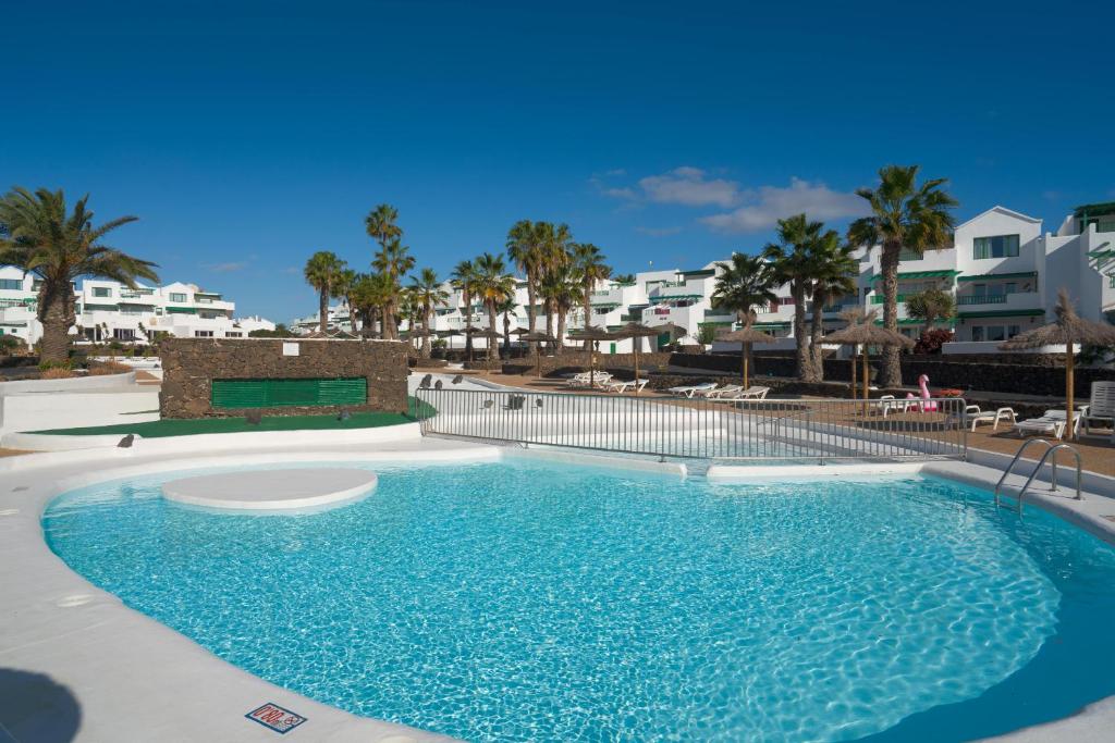 El Balcon del Mar-shared pool, tennis court and sea view 8