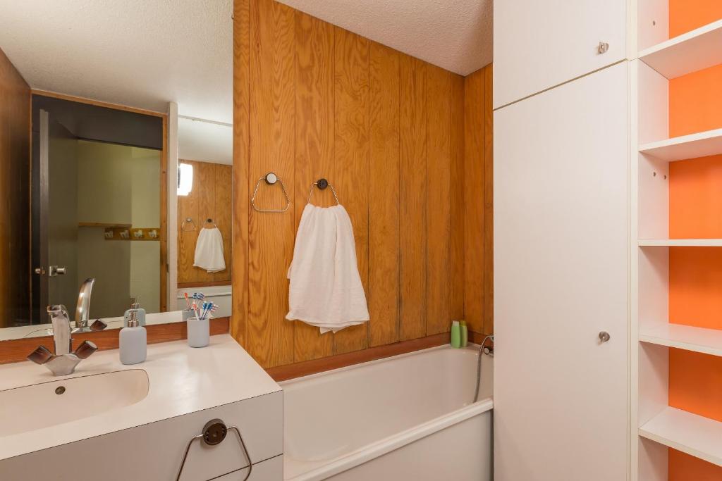 une salle de bain avec un lavabo et un miroir dans l'établissement Résidence Pierre & Vacances Emeraude, à Belle Plagne 29 autres photos