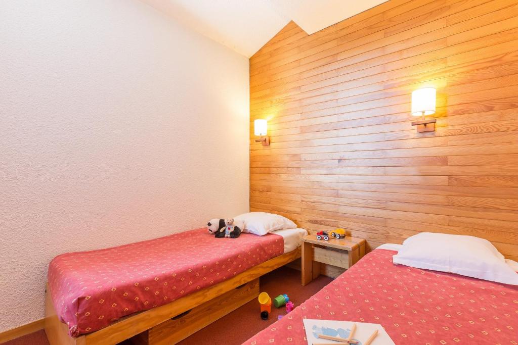Cette petite chambre comprend deux lits. dans l'établissement Résidence Pierre & Vacances Emeraude, à Belle Plagne