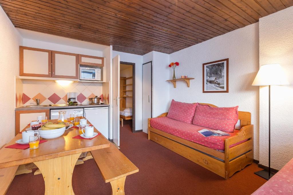 un salon avec un canapé et une table dans l'établissement Résidence partenaire Le Schuss, à Val Thorens