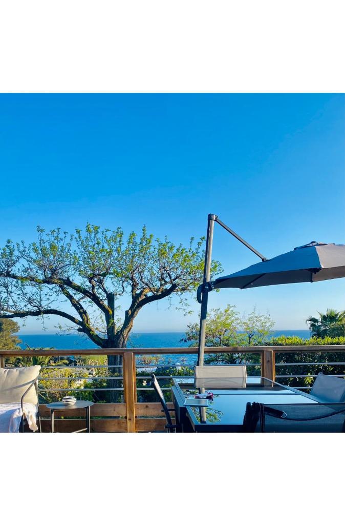 - une vue sur l'océan depuis la terrasse dotée d'un parasol dans l'établissement My Sweet Lodge, à Saint-Raphaël