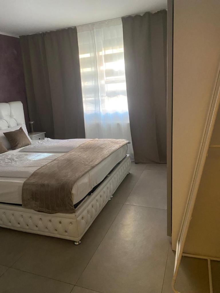Sehr grosse 5 Zimmer Wohnung mit Garten und terasse 4