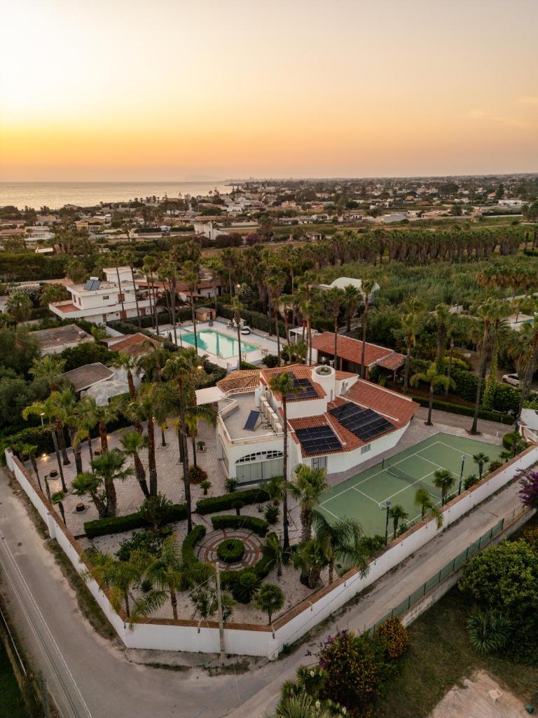 - une vue aérienne sur une maison avec un court de tennis dans l'établissement Sea Relais Marsala, à Lido Signorino