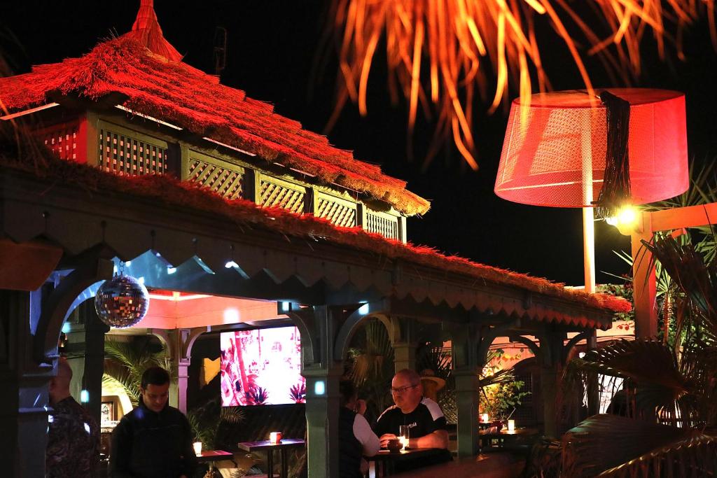un groupe de personnes assises dans un restaurant la nuit dans l'établissement Riad Monceau, à Marrakech 37 autres photos
