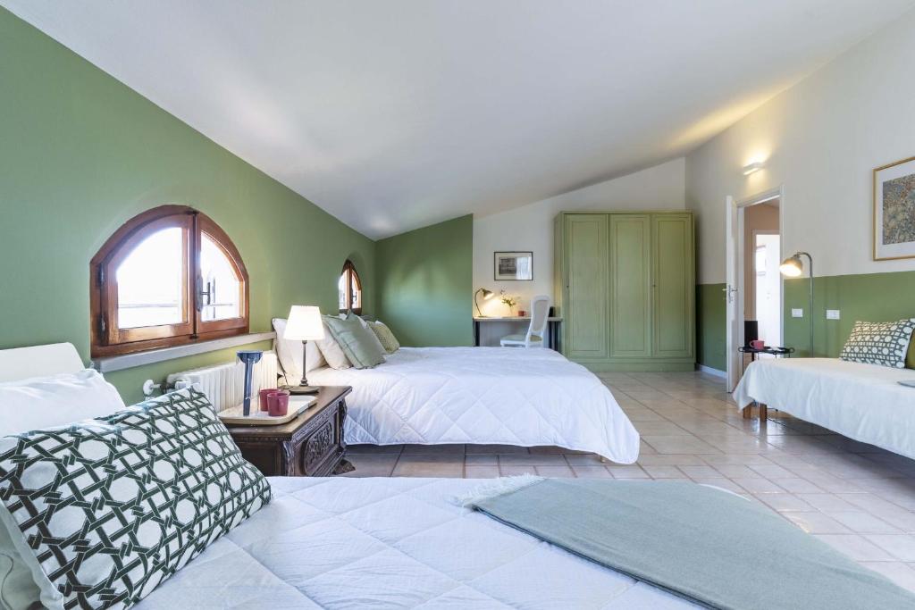 une grande chambre avec deux lits et un canapé dans l'établissement Italian Experience-Villa I Portici, à San Donato