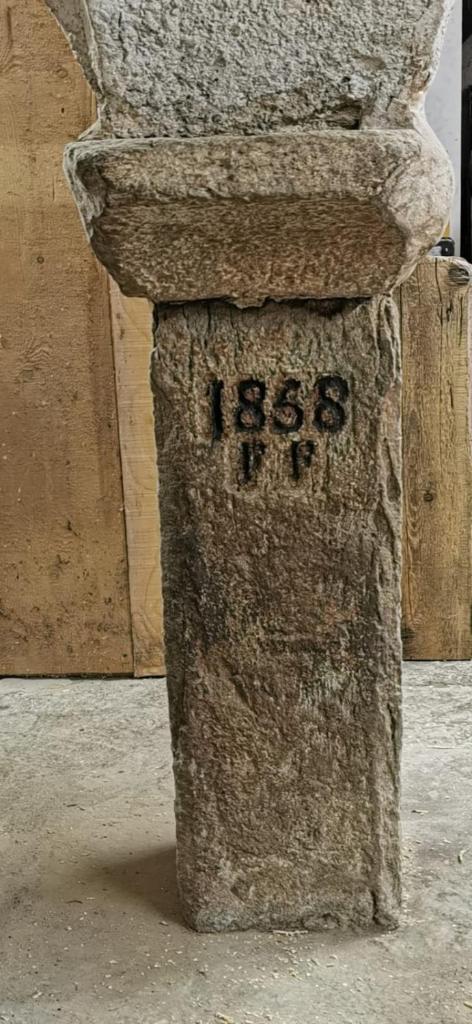 un pilier en pierre avec ses numéros devant un bâtiment dans l'établissement Vacation rental - Pralognan La Vanoise Savoie, à Pralognan-la-Vanoise