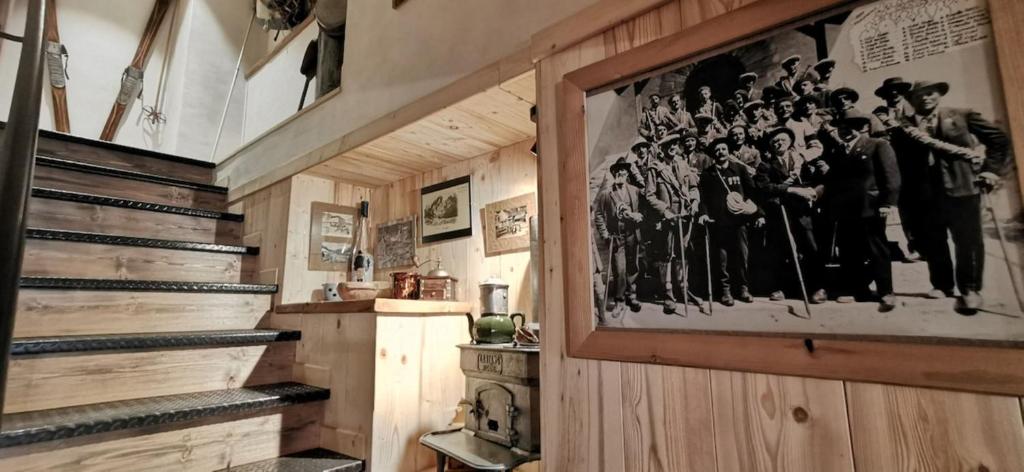 une chambre avec une photo d'un groupe de personnes sur le mur dans l'établissement Vacation rental - Pralognan La Vanoise Savoie, à Pralognan-la-Vanoise