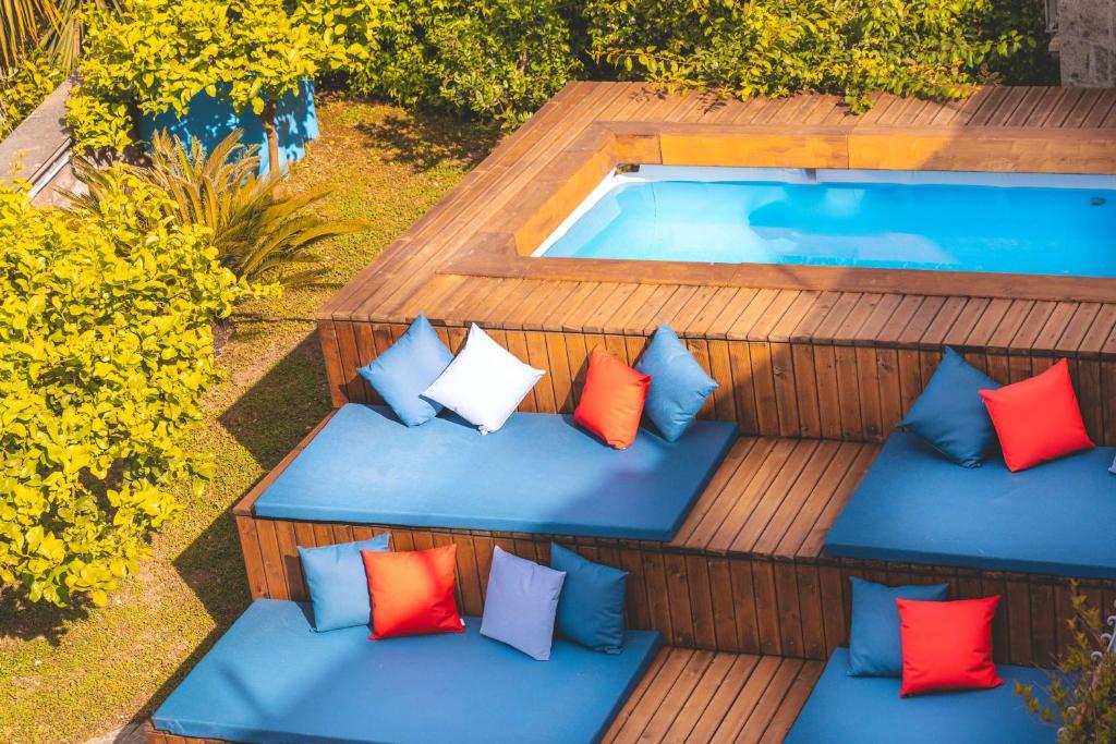 un groupe d'oreillers posés sur des marches à côté d'une piscine dans l'établissement Villa Milena Modern Elegance Views and Guest Services by Feeling Italy, à Sorrente