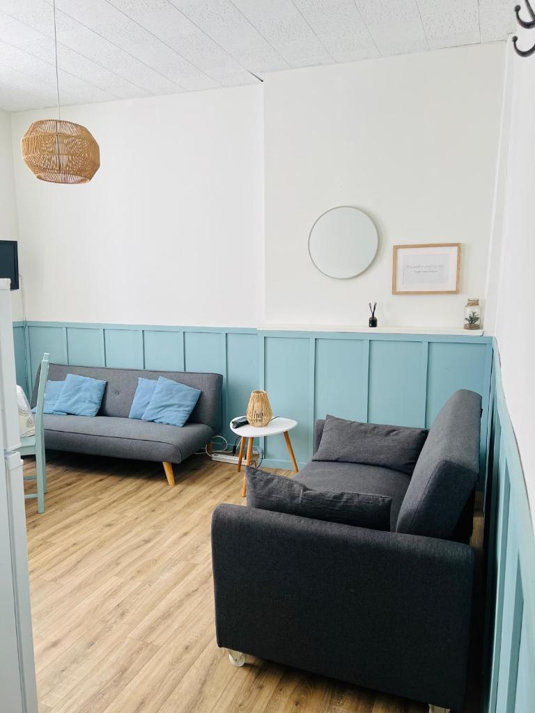 un salon avec un canapé et une table dans l'établissement 11 Rue de Richelieu, à Cauterets