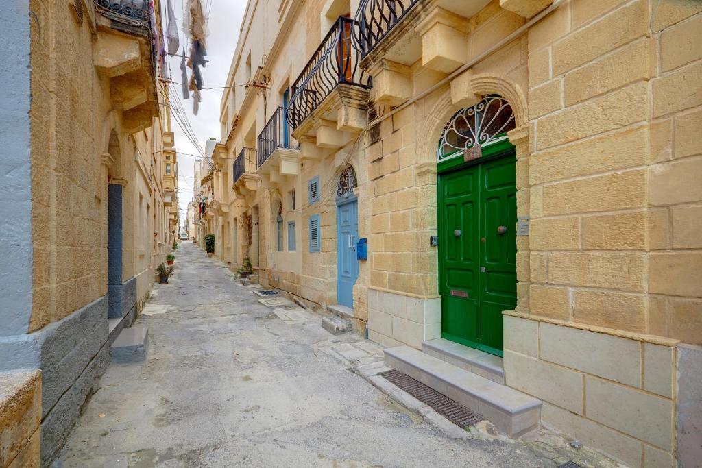 Traditional Maltese Townhouse with Roof Terrace 7
