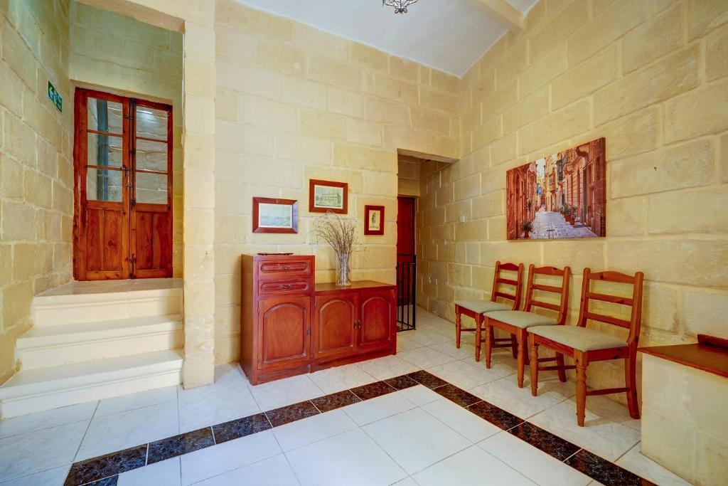 Traditional Maltese Townhouse with Roof Terrace 8