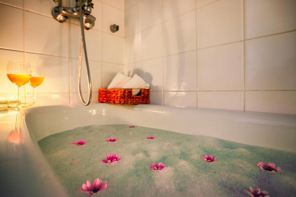 Light-Filled Gem Bathtub 200m tram bus Wi-Fi 3
