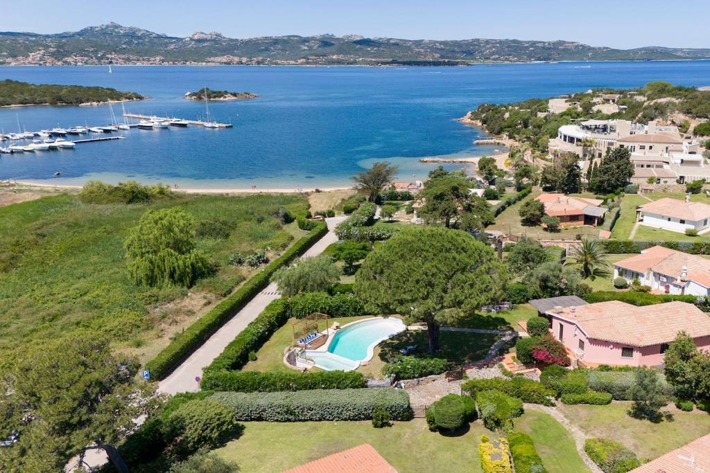 une vue aérienne d'une maison avec un lac dans l'établissement Villa con piscina e giardino, à Cala Bitta