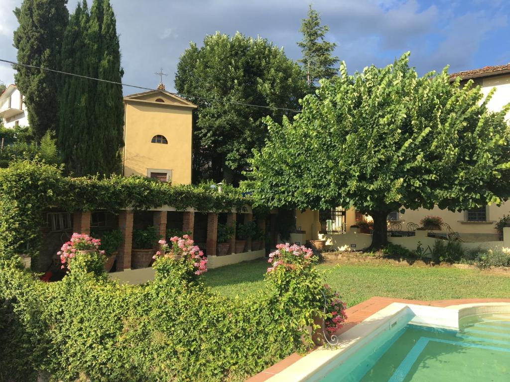une maison avec un jardin et une piscine dans l'établissement Villa Minghetti, à Lamporecchio