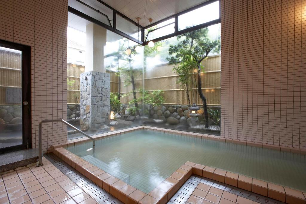 une grande piscine dans un immeuble dans l'établissement Manseiro, à Nachikatsuura