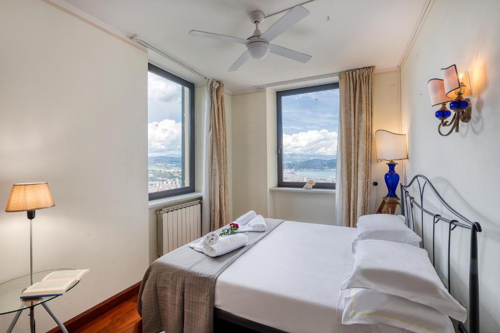 une chambre avec un lit et deux fenêtres dans l'établissement Villa Le Palme Swimming-Pool & Relax in the Gulf of Poets, à La Spezia 78 autres photos