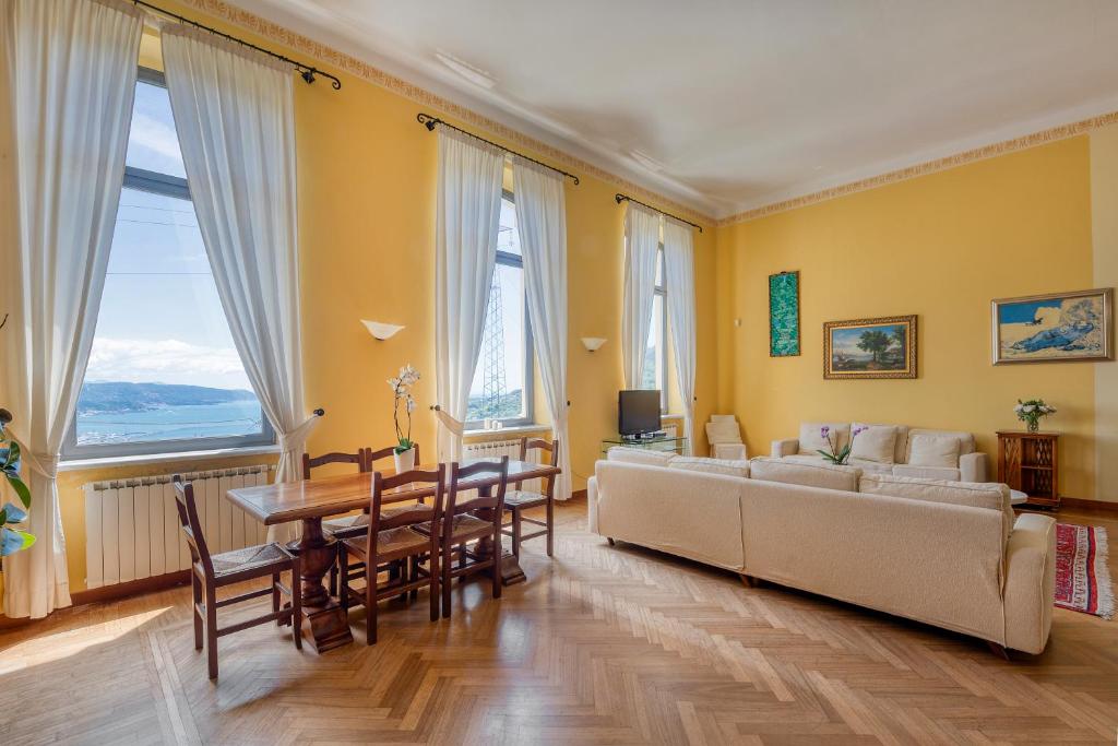 un salon avec un canapé et une table dans l'établissement Villa Le Palme Swimming-Pool & Relax in the Gulf of Poets, à La Spezia