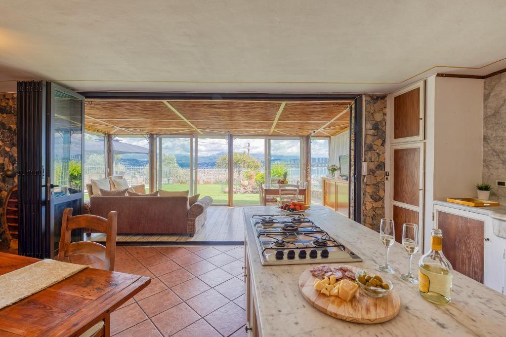 - une cuisine avec un comptoir et une cuisinière four supérieur dans l'établissement Villa Le Palme Swimming-Pool & Relax in the Gulf of Poets, à La Spezia