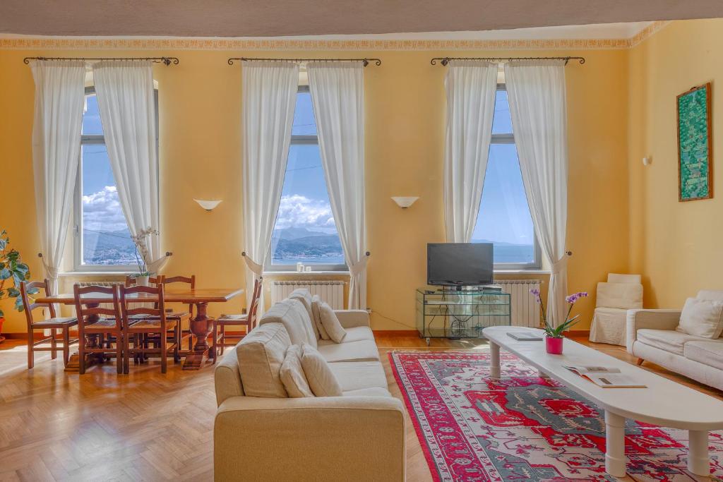 un salon avec un canapé et une table dans l'établissement Villa Le Palme Swimming-Pool & Relax in the Gulf of Poets, à La Spezia