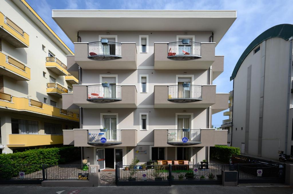 un bâtiment avec des balcons sur le côté dans l'établissement Residence l'Appartamento, à Rimini