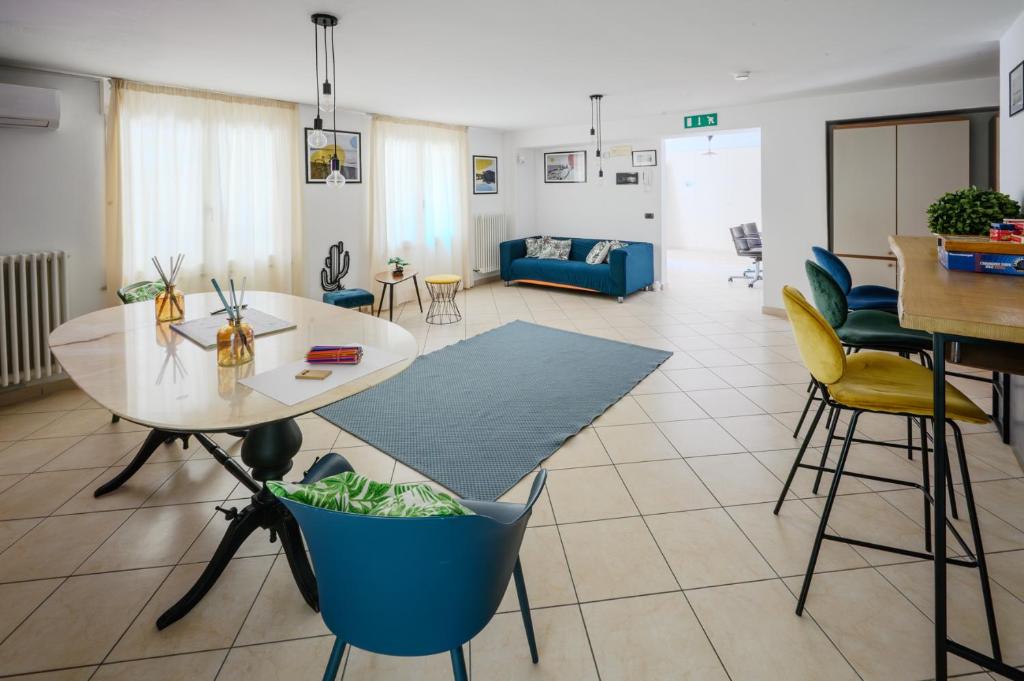un grand salon avec une table et des chaises dans l'établissement Residence l'Appartamento, à Rimini