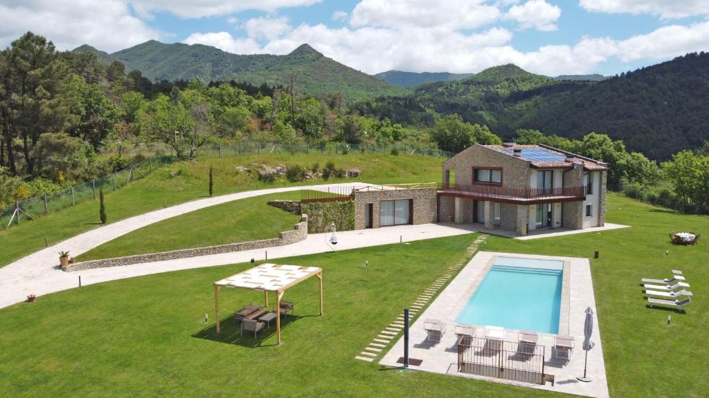 une vue aérienne d'une maison avec piscine dans l'établissement Villa Poggio ai Sassi-Private Villa & Pool, à Reggello