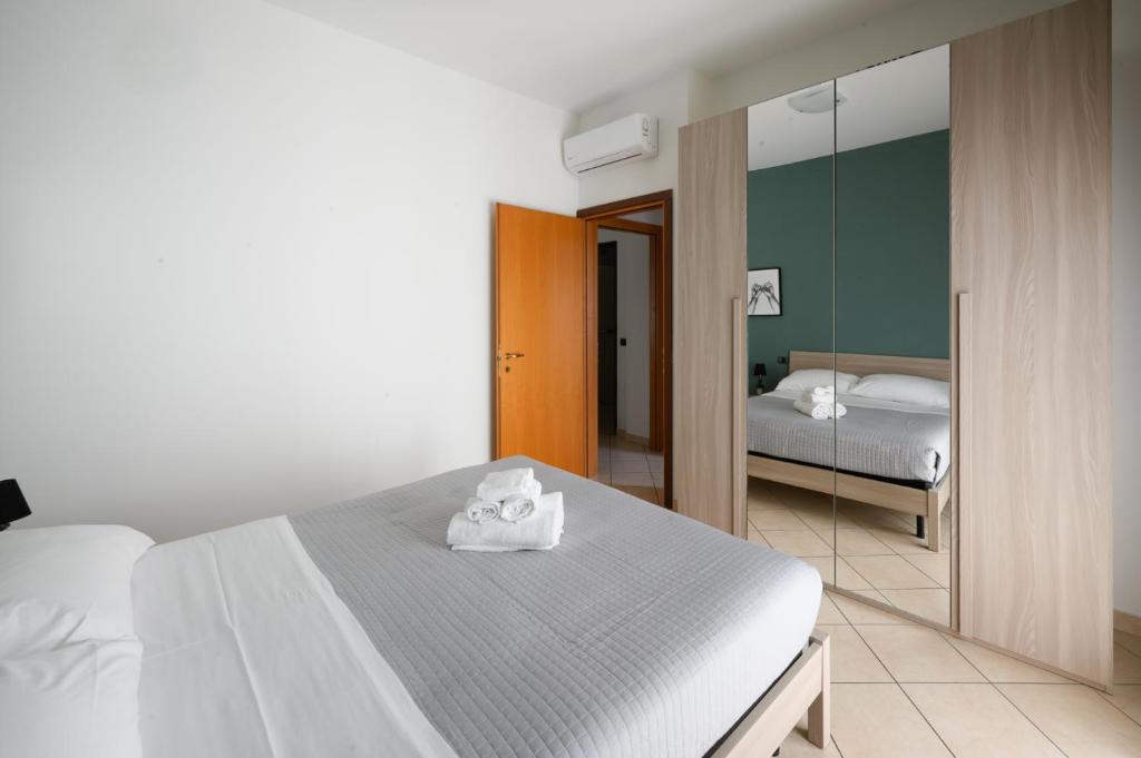 une chambre avec un lit avec des serviettes dessus dans l'établissement Residence l'Appartamento, à Rimini