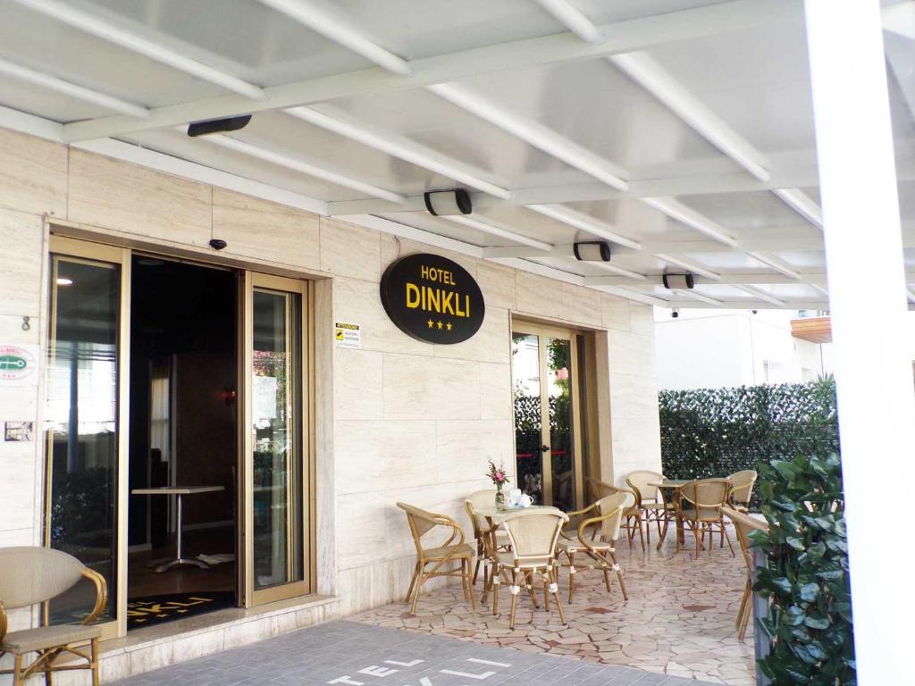 un restaurant avec des tables et des chaises sur une terrasse dans l'établissement Hotel Dinkli, à Rimini