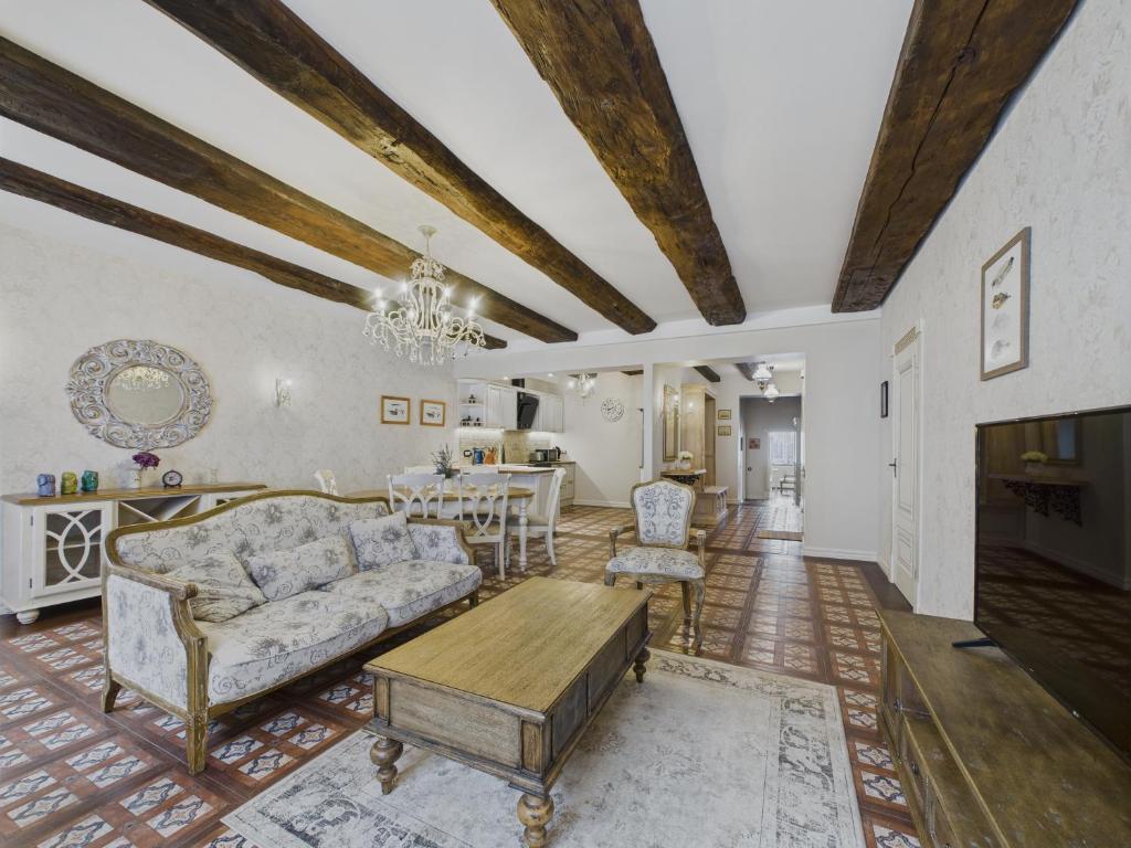 Old Town Traditional Apartments 2