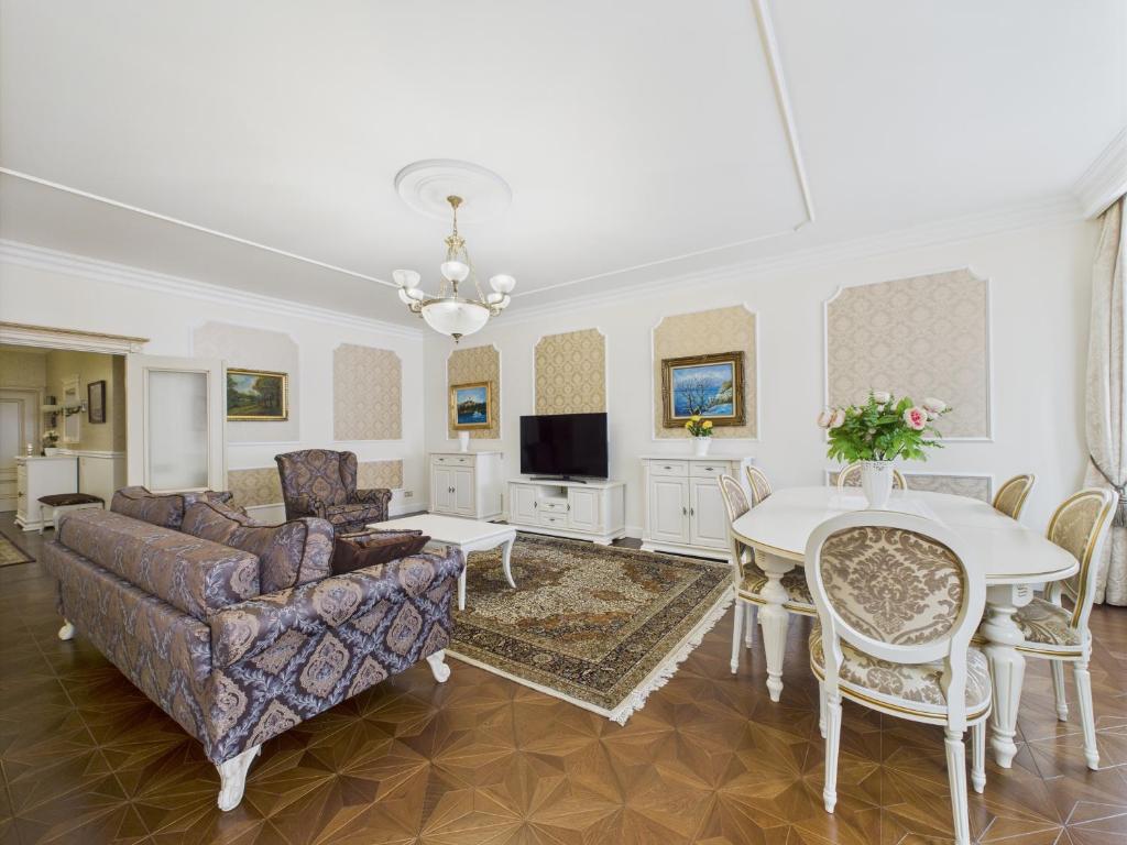 Old Town Traditional Apartments 3