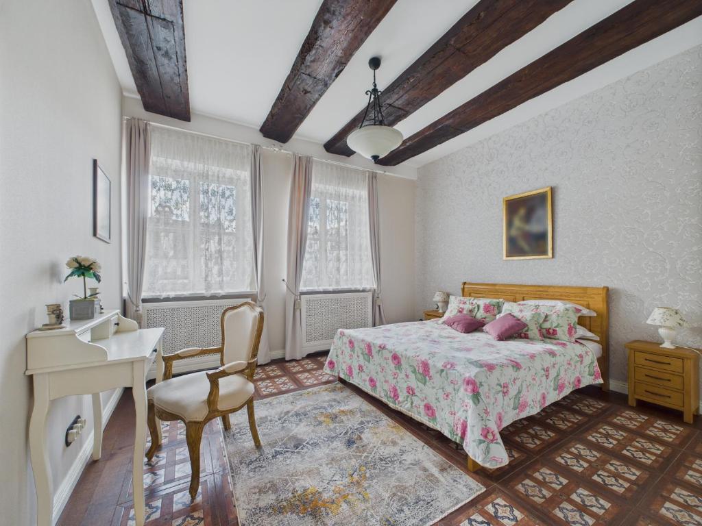 Old Town Traditional Apartments 4