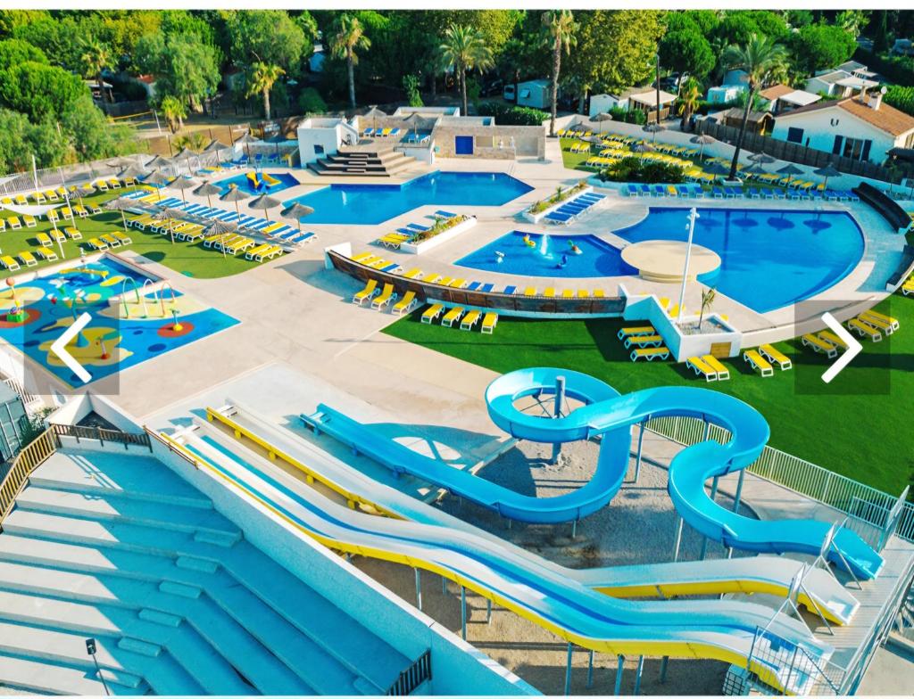 une vue aérienne d'un parc aquatique avec toboggans dans l'établissement Mobil home prémium 8 pers camping 4 étoiles, à Saint-Cyprien