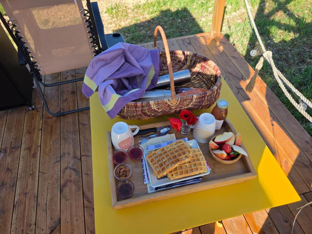 - une table avec un plateau de gaufres et un panier de nourriture dans l'établissement La bulle ico, à Valensole 25 autres photos