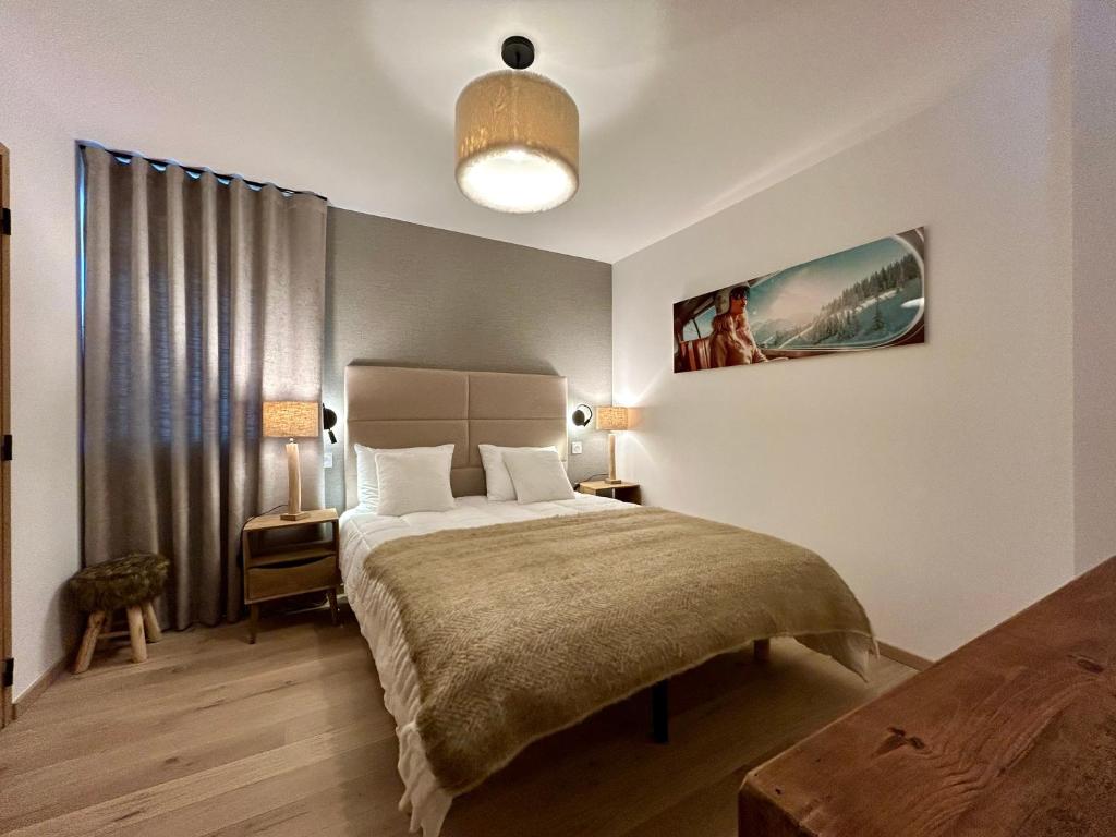 une chambre avec un grand lit et une table dans l'établissement Homency - Résidence L'Expression B12, à L'Alpe-d'Huez