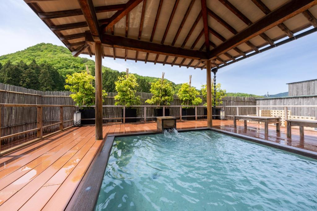 - une piscine sur une terrasse avec un pavillon dans l'établissement Fujiya, à Niigata