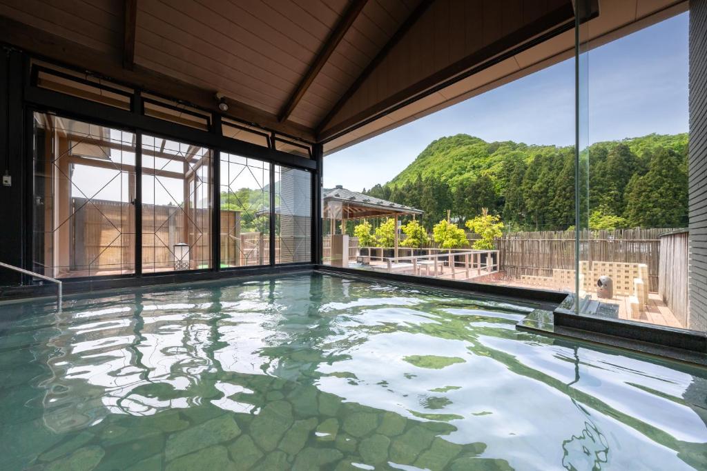 une piscine avec vue sur une montagne dans l'établissement Fujiya, à Niigata