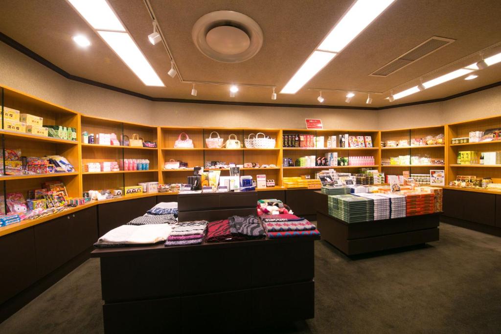 un magasin avec des étagères de livres dans une pièce dans l'établissement Resorpia Beppu, à Beppu