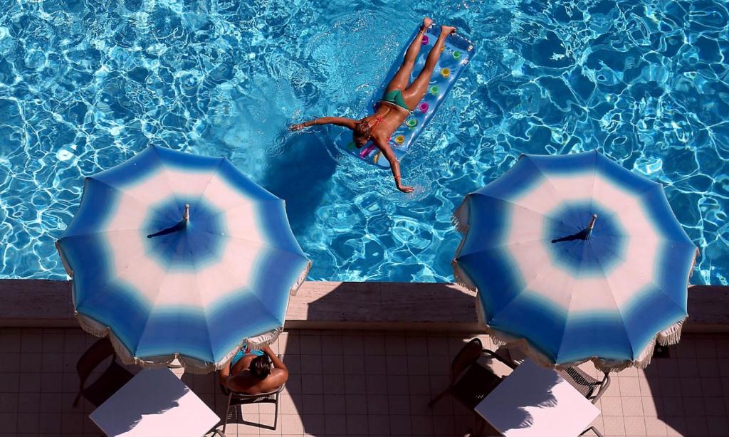 - un homme à bord d'une planche de surf dans une piscine avec parasols dans l'établissement Mon Repos, à Lido di Jesolo 31 autres photos