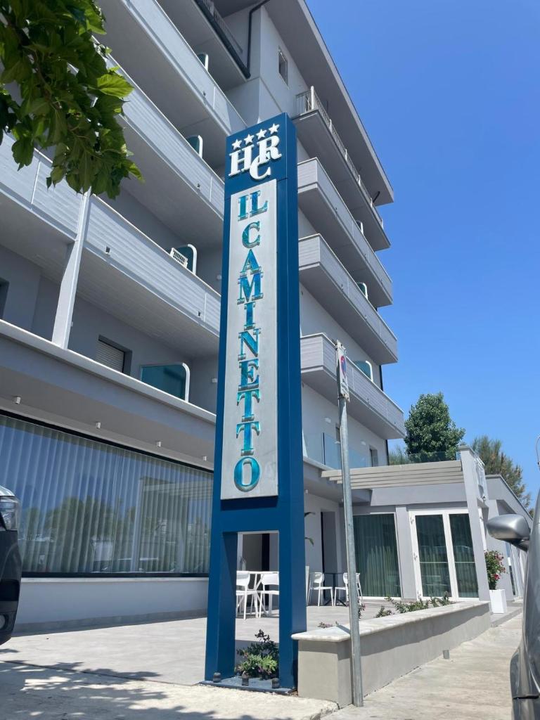 un panneau d'hôtel devant un bâtiment dans l'établissement Hotel Il Caminetto, à Porto San Giorgio