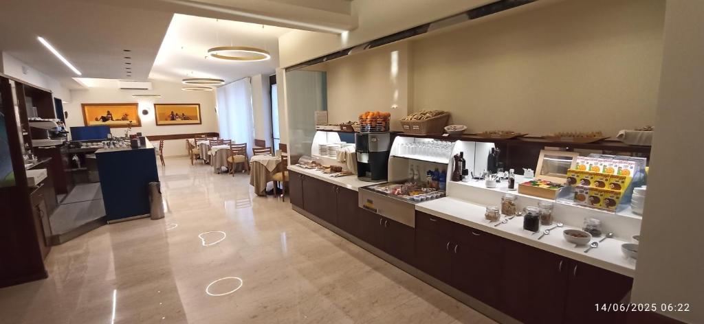 une grande pièce avec unastery ... dans l'établissement Hotel Il Caminetto, à Porto San Giorgio