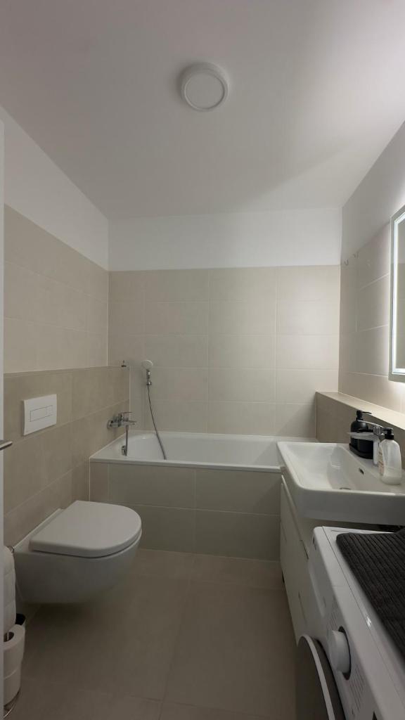 Magnolia Terrace Apart - FREE PARKING, Family & Sport Friendly Area 3