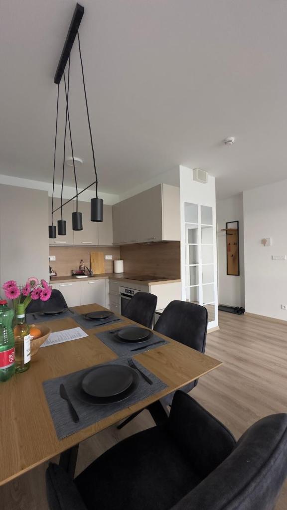 Magnolia Terrace Apart - FREE PARKING, Family & Sport Friendly Area 4
