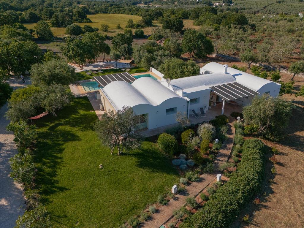 une vue aérienne sur une ferme avec un bâtiment dans l'établissement Villa Eva, villa privata con piscina a sfioro, à Ostuni