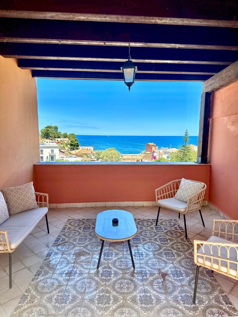 un salon avec vue sur l'océan dans l'établissement Hotel Borgo di Ciàula, à Santa Flavia