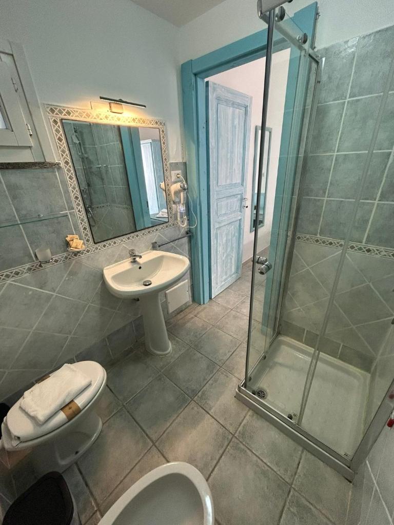 une salle de bain avec toilettes, lavabo et douche dans l'établissement Vel Marì - Rooms on the Beach, à Alghero 87 autres photos