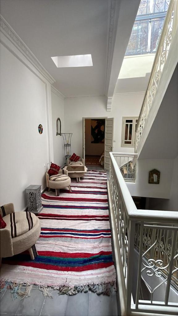une chambre avec un escalier et un tapis dans l'établissement Riad EL BADI, à Marrakech 27 autres photos